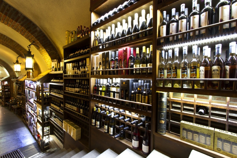 boutique-SOSPEL-min_world_street_travel_shop_canon_georgia_wine_bottles-429767